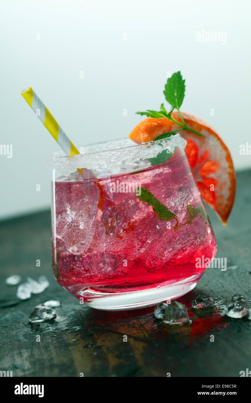 Beau gros plan d'un verre de couleur rose glacée cocktail. Banque D'Images
