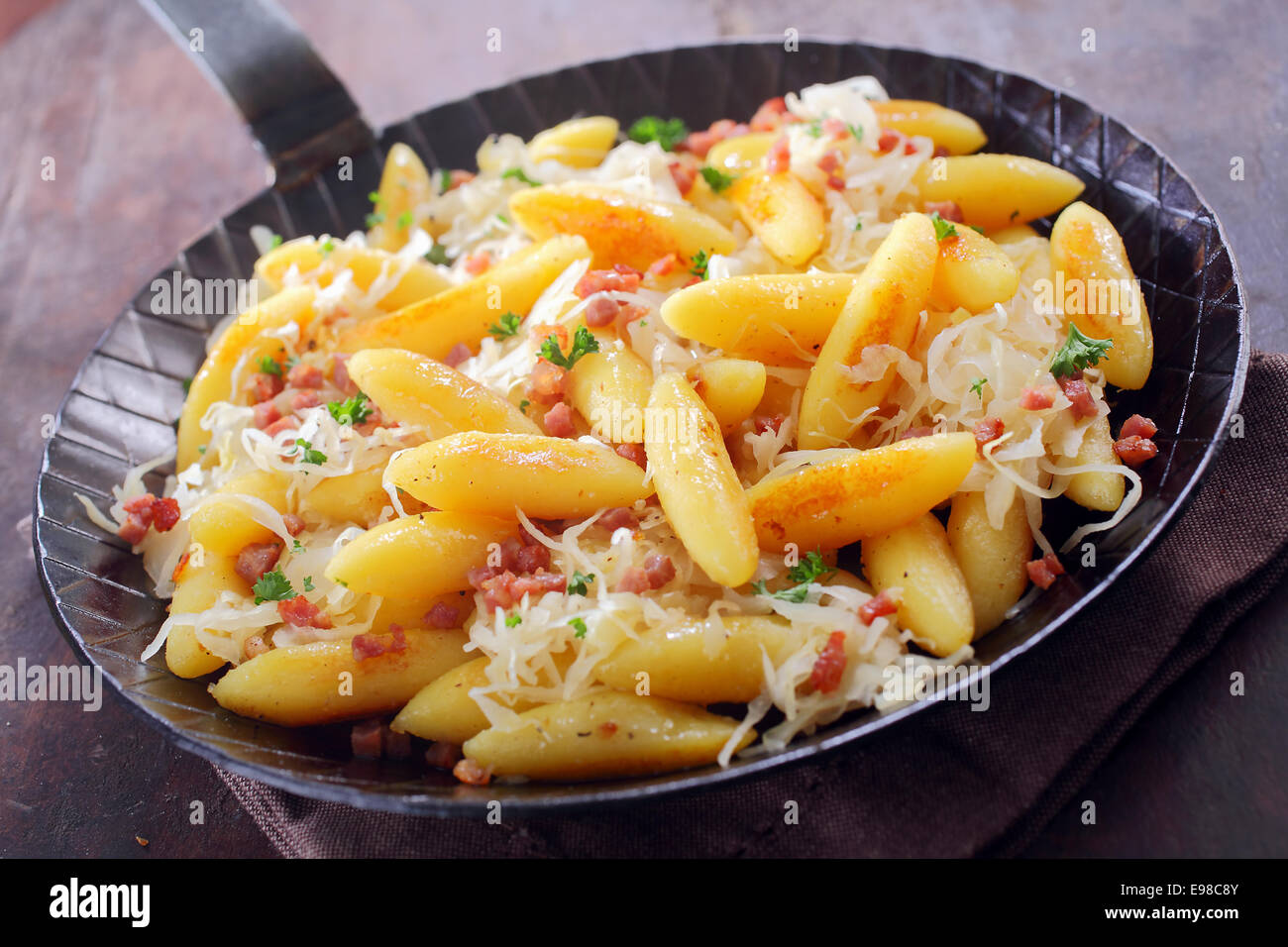 En forme de doigt frits boulettes de pommes de terre et les nouilles, connu comme schnupfnudeln, une recette traditionnelle Allemande dans une casserole Banque D'Images