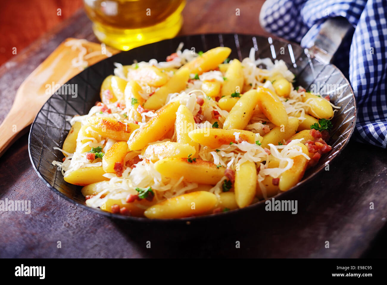 La forme de doigts frits de pommes de terre dumplingsand or nouilles, une cuisine traditionnelle allemande servi dans une casserole , Vue en gros Banque D'Images