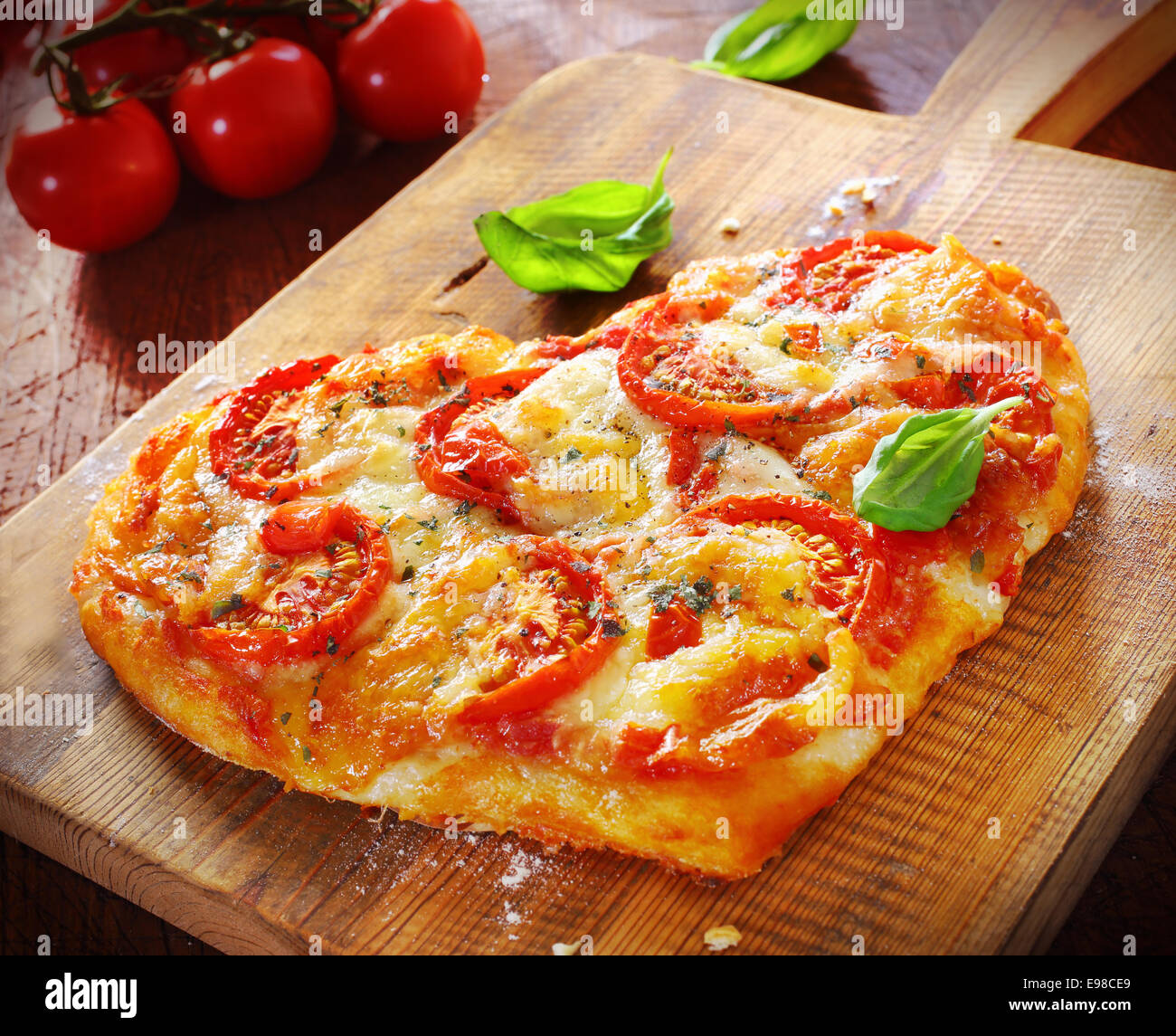 Pizza Vegetarienne En Forme De Coeur Garnie De Fromage Et De Tomate Sur Une Vieille Planche De Bois Qui Signifie Amour De La Pizza Ou L Amour Romantique Pour La Saint Valentin Ou Un Pizza Vegetarienne En Forme De Coeur Garnie De Fromage Et De Tomate Sur Une Vieille Planche De Bois Qui Signifie Amour De La Pizza Ou L Amour Romantique Pour La Saint Valentin Ou Un