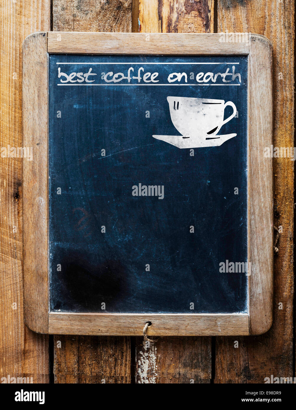 Vieux restaurant ou café menu maison rustique sur un vieux millésime vieilli ardoise scolaire avec une silhouette d'une tasse et le texte - meilleur café sur la terre vierge et copyspace Banque D'Images