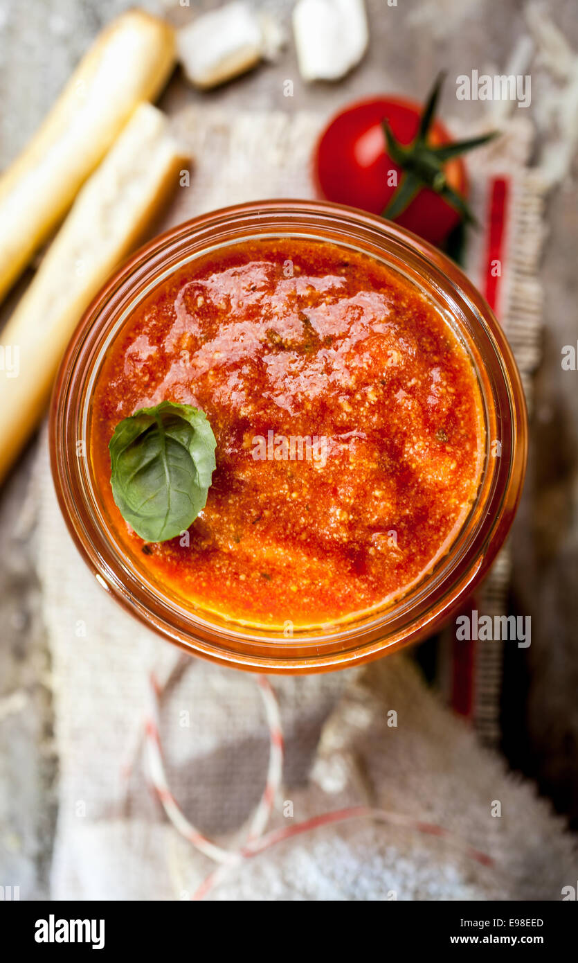 Dip tomate à l'Italienne grissini ou bâtonnets de pain croustillant pour un délicieux apéritif ou un en-cas salés Banque D'Images