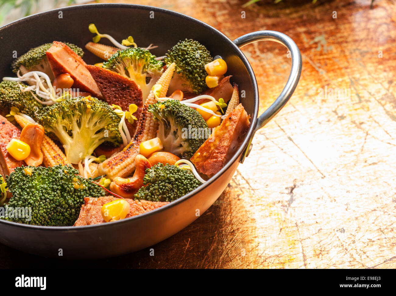 Close up high angle view de la cuisine asiatique avec des légumes de saison grillés avec du maïs, le brocoli, les choux et les carottes dans un wok Banque D'Images
