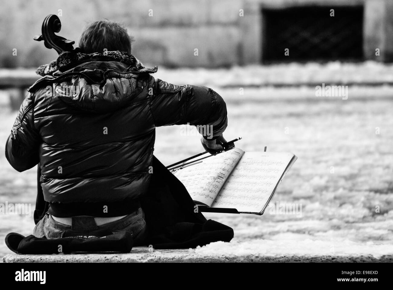 Un musicien joue son violoncelle après une chute de neige inhabituelle à Rome Banque D'Images