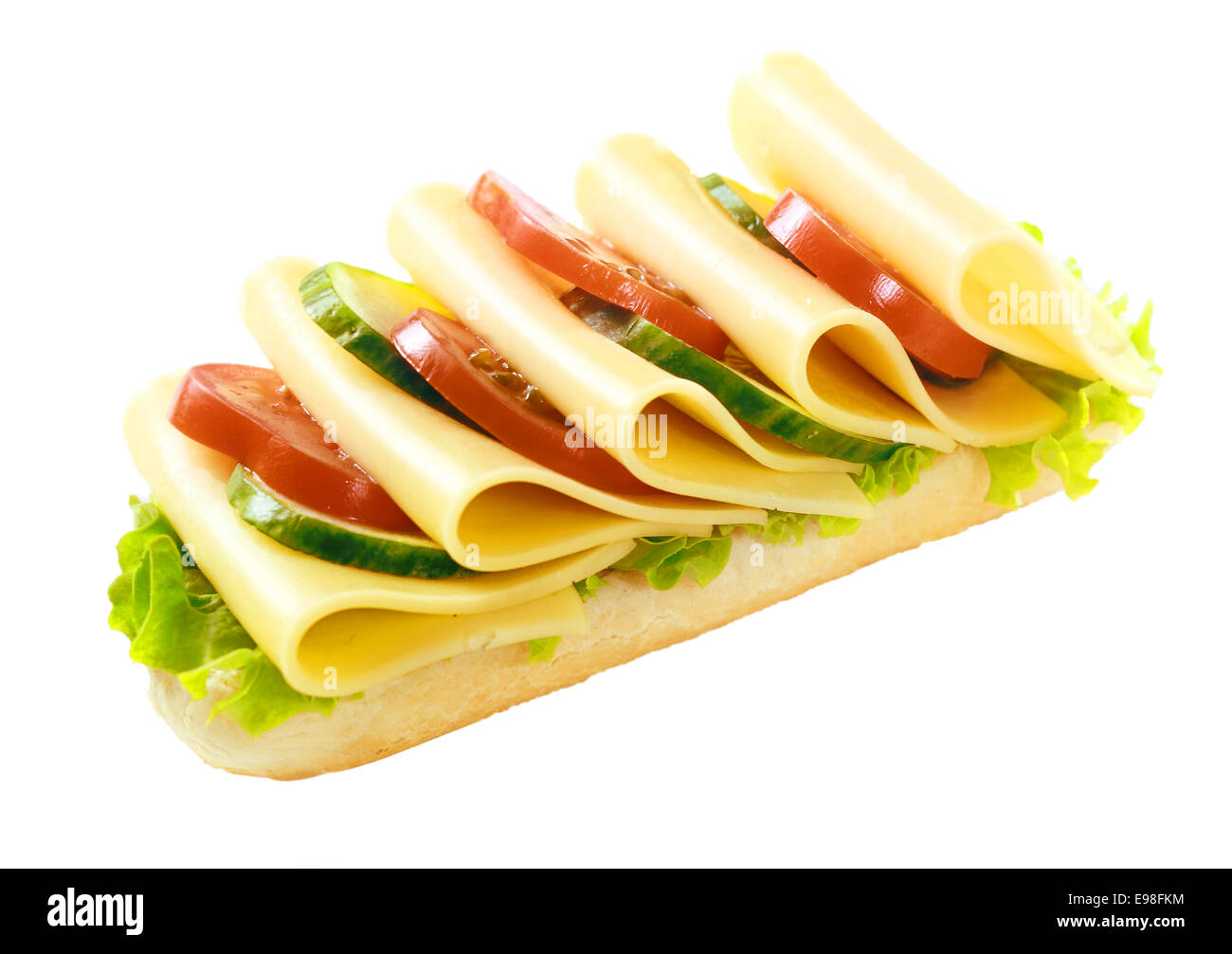 Gouda végétarien sain et une salade avec des tranches de pain de fromage gouda en alternant avec des cucmber et tomate sur un lit de laitue, isolated on white Banque D'Images
