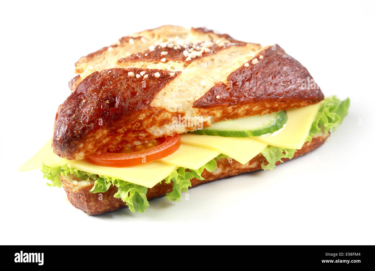 Salade de fromage Gouda et sur un rouleau avec le pain lye crisp traditionnelle croûte brune produite par le vitrage rouleau avec lye avant cuisson, on white Banque D'Images