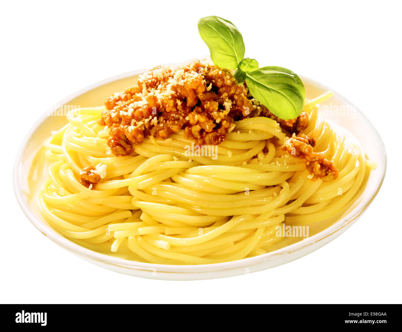 Assiette de spaghetti cuit sauce bolognaise garnie de fromage parmesan et  feuilles de basilic frais sur fond blanc avec un chemin de détourage Photo  Stock - Alamy