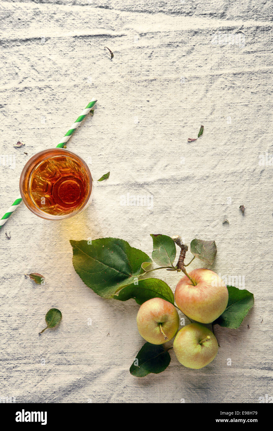 Trois pommes fraîches et du verre sur le tissu blanc. Utilisé pour les modèles de bien-être Banque D'Images