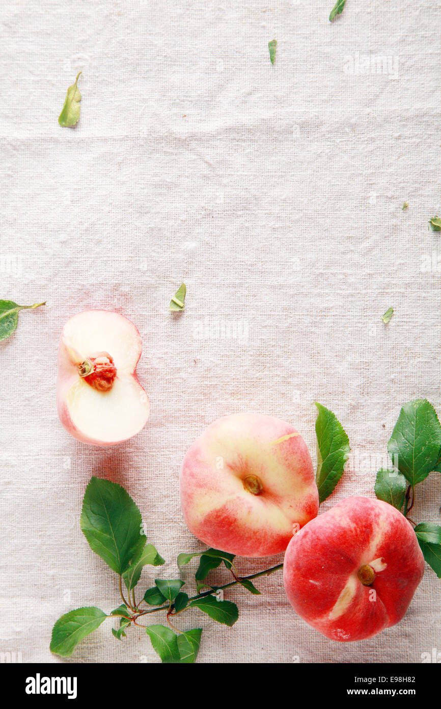 Pommes rouges frais doux pour la peau rougeoyante sur table. Bon pour la promotion du bien-être graphique. Banque D'Images