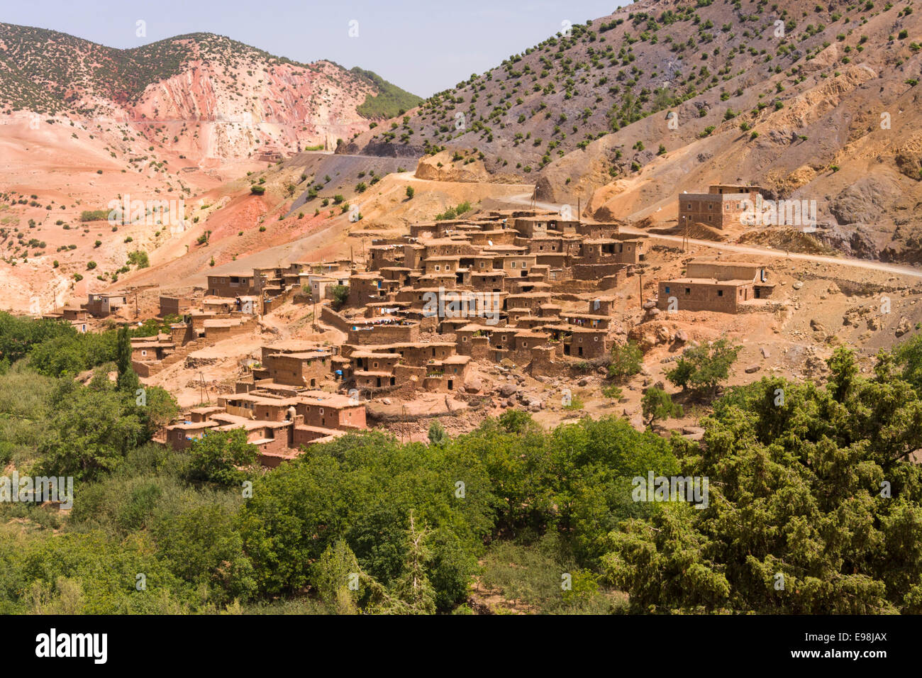 Village berbère près de Tahanaout dans les montagnes du Haut Atlas, Maroc Banque D'Images