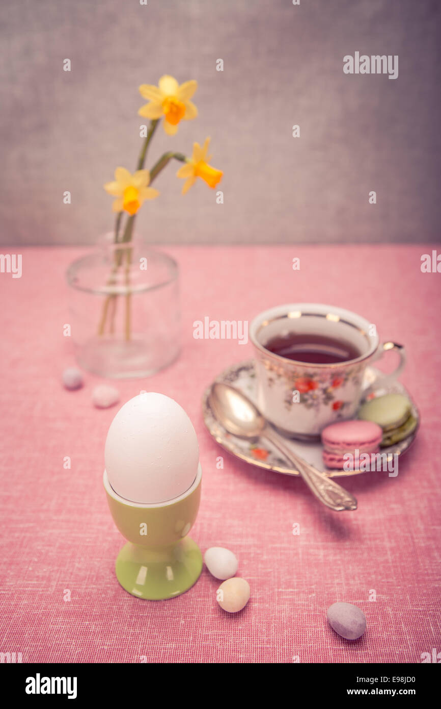 L'installation de pâques avec une tasse, l'oeuf et cadeaux Banque D'Images