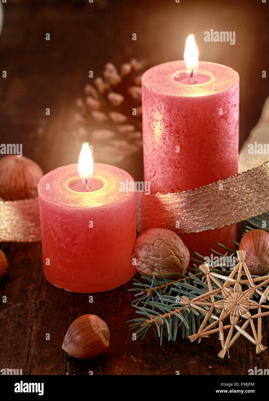 Des bougies allumées sur la table décorée - concept de Noël Photo Stock -  Alamy