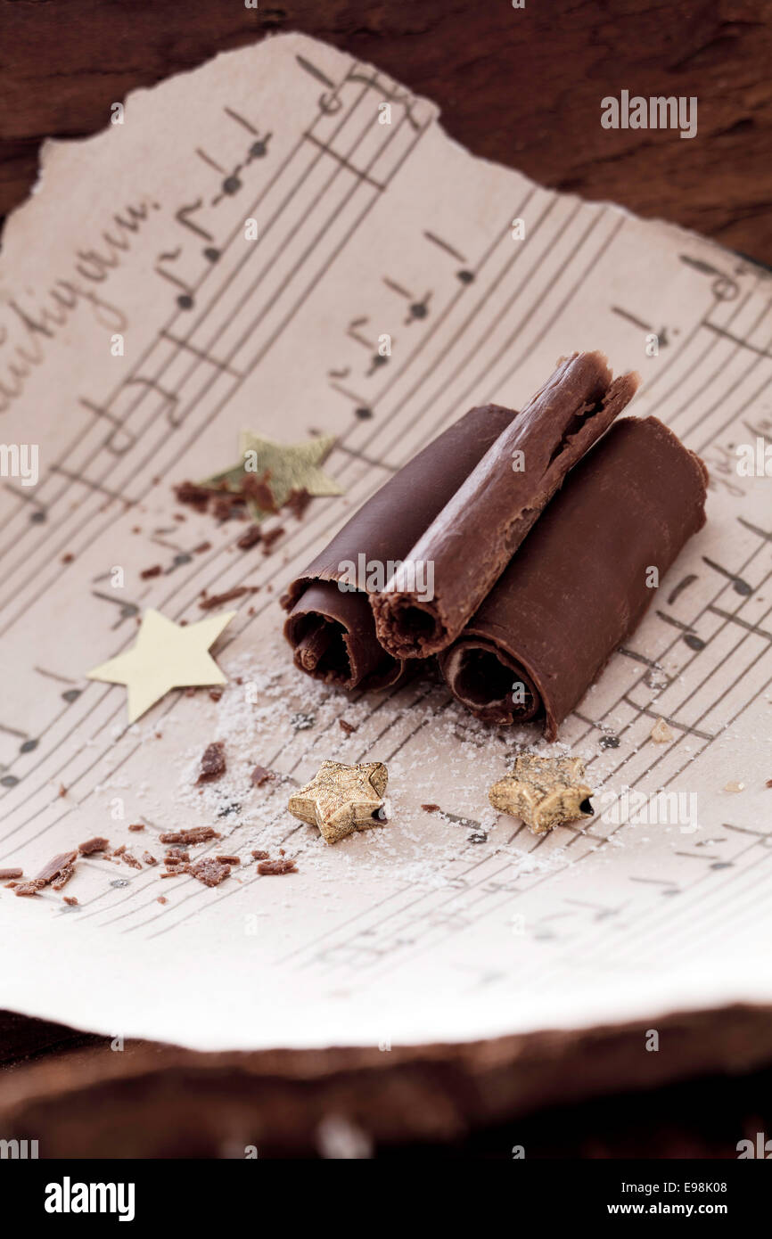 Copeaux de chocolat avec des étoiles d'or et papier musique Banque D'Images