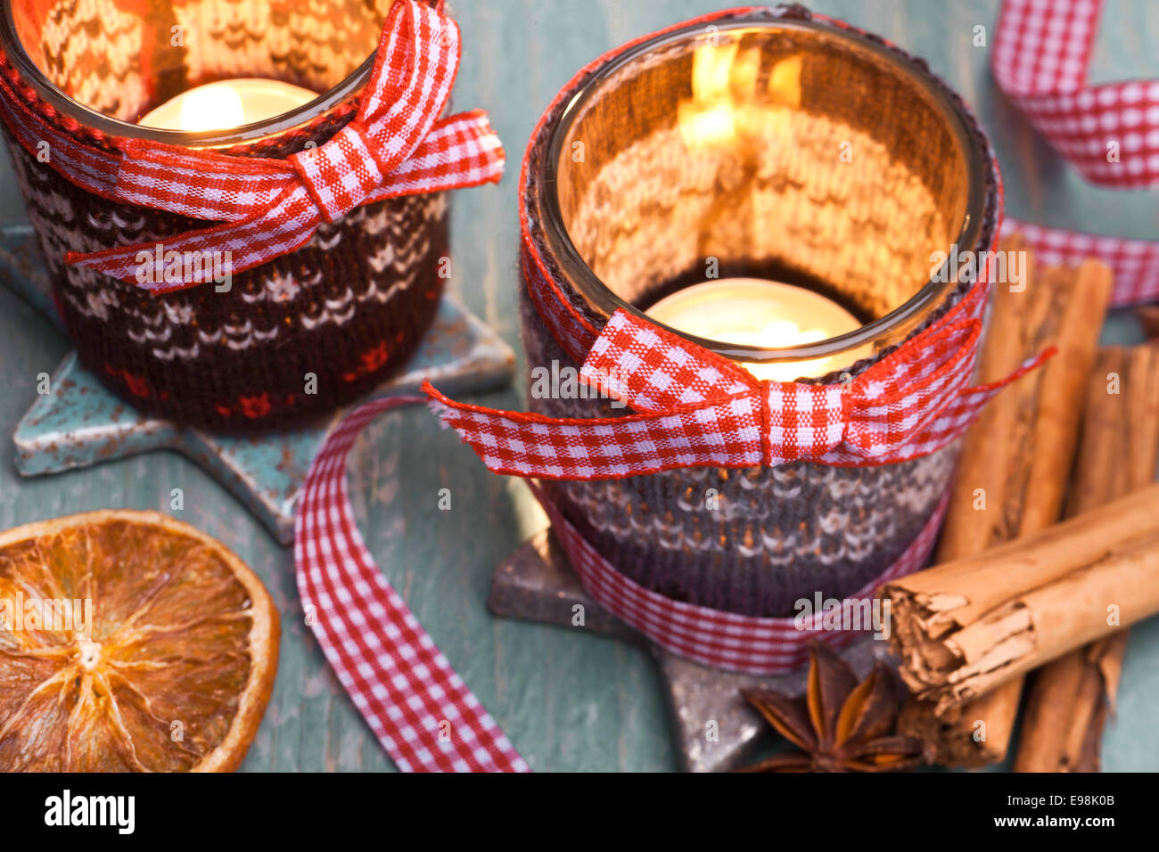 La lumière de Noël rouge avec arc blanc et fruits secs Banque D'Images