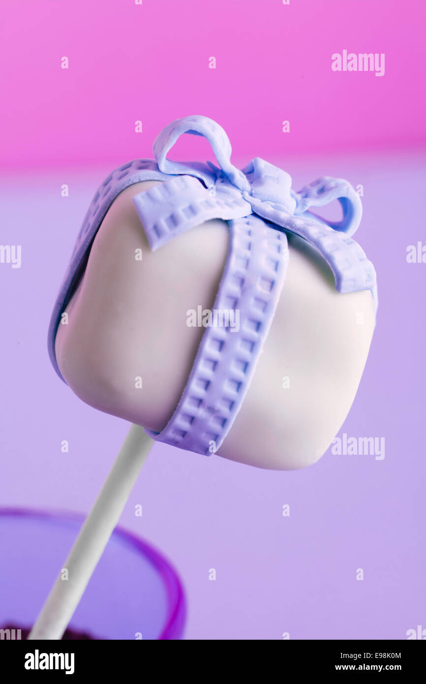Un cakepop violet avec un arc Banque D'Images