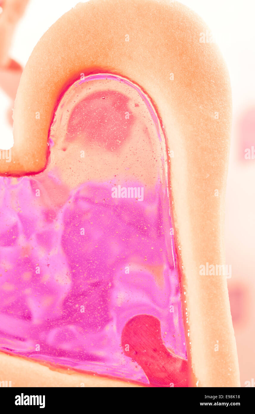 Une fenêtre-cookie close-up avec remplissage de sucre peut-être qu'une carte pour la saint valentin Banque D'Images