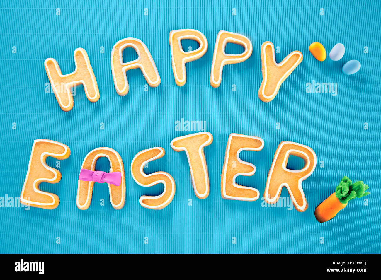 Joyeuses Pâques Carte sur Turquoise texturé. Mots JOYEUSES PÂQUES sur un fond turquoise texturé, carte de fête pour les vacances de Pâques. Banque D'Images