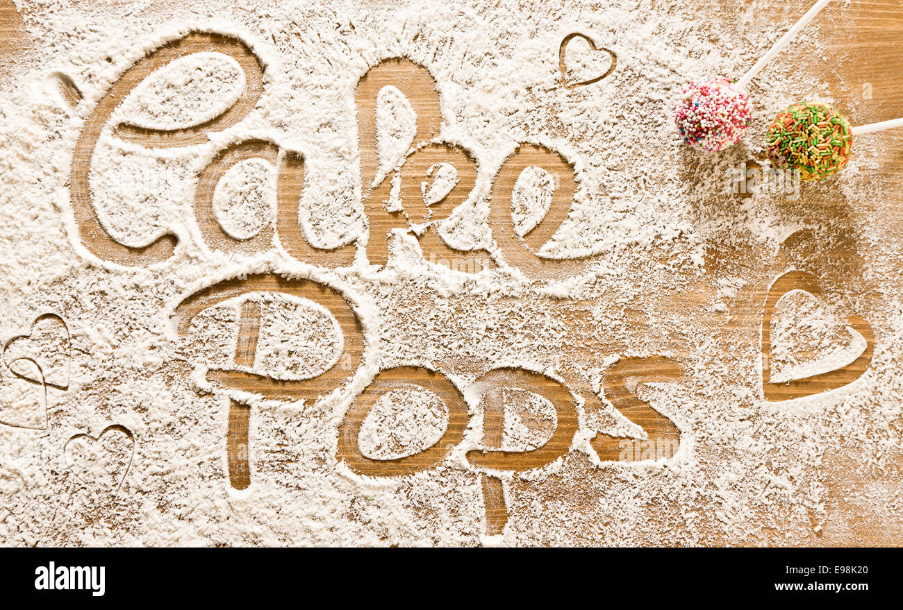 Art de la farine avec de la nourriture et empreintes de mains, de Fun historique avec la parole et les droits de l'handpints Cakepops dispersés dans la farine sur une table en bois. Banque D'Images