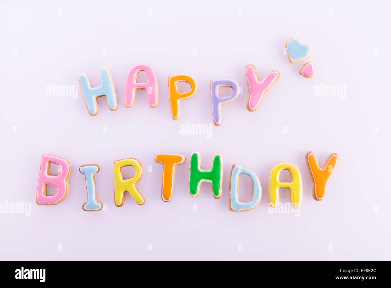 Joyeux anniversaire sur carte rose clair texturé. Mots JOYEUX ANNIVERSAIRE sur un fond rose lumière texturée, carte de fête pour un anniversaire Banque D'Images