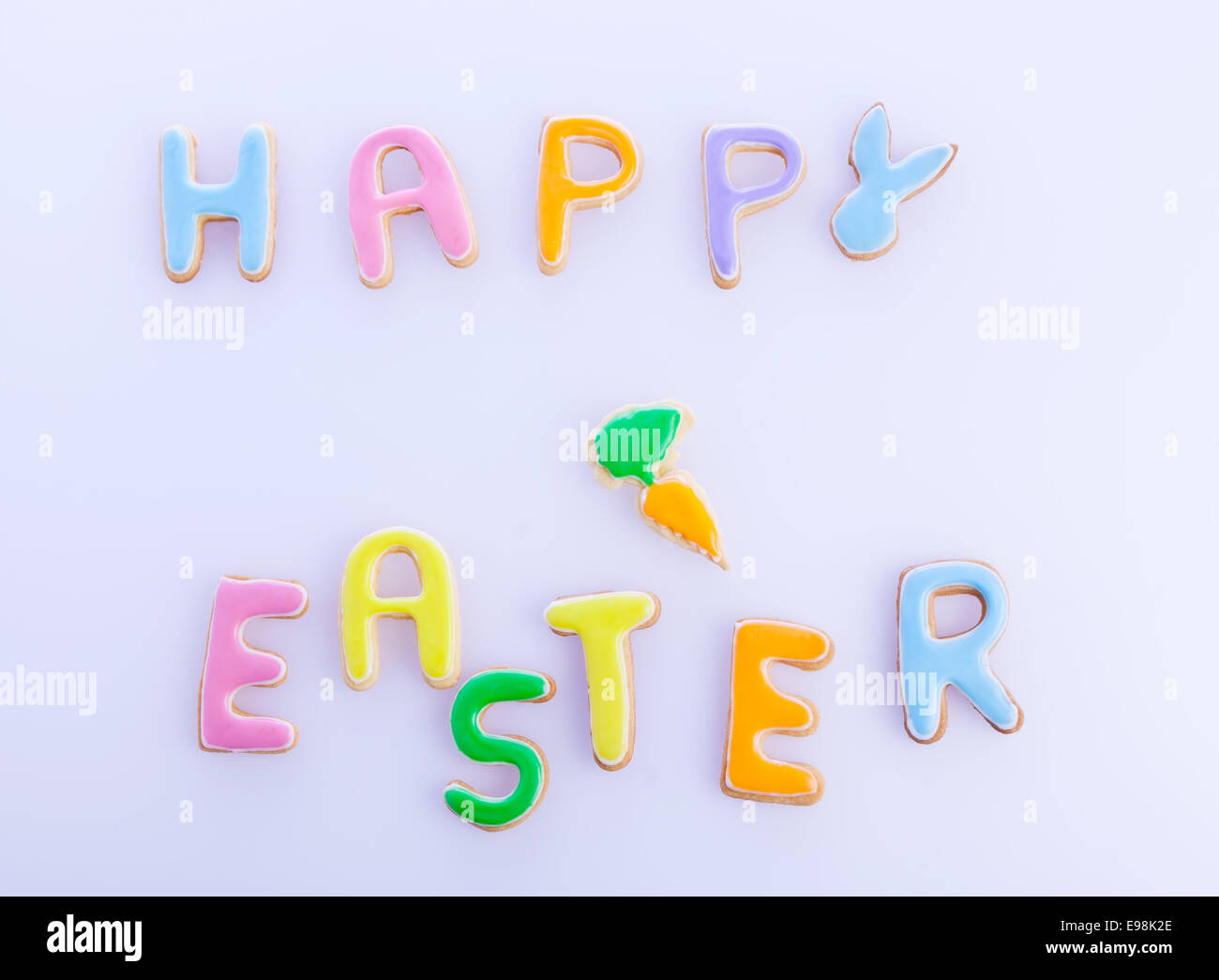 Joyeuses Pâques sur la carte Mauve. texturé Mots JOYEUSES PÂQUES sur un fond mauve texturée, carte de fête pour les vacances de Pâques. Banque D'Images