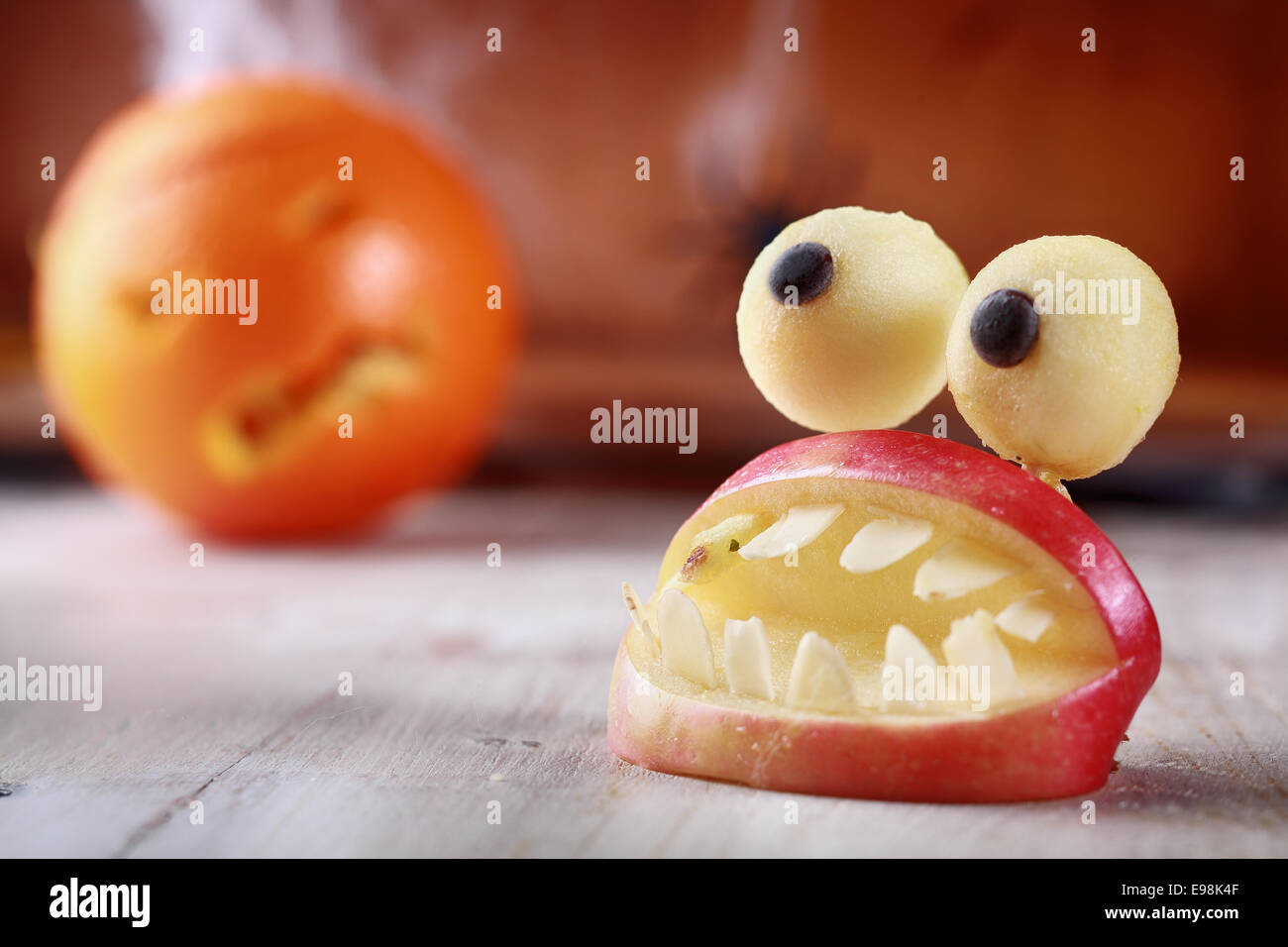 Fun Scary Halloween maison décoration table de tranches de pommes fraîches sous la forme d'une bouche ouverte avec dents surmonté d'une paire de Banque D'Images