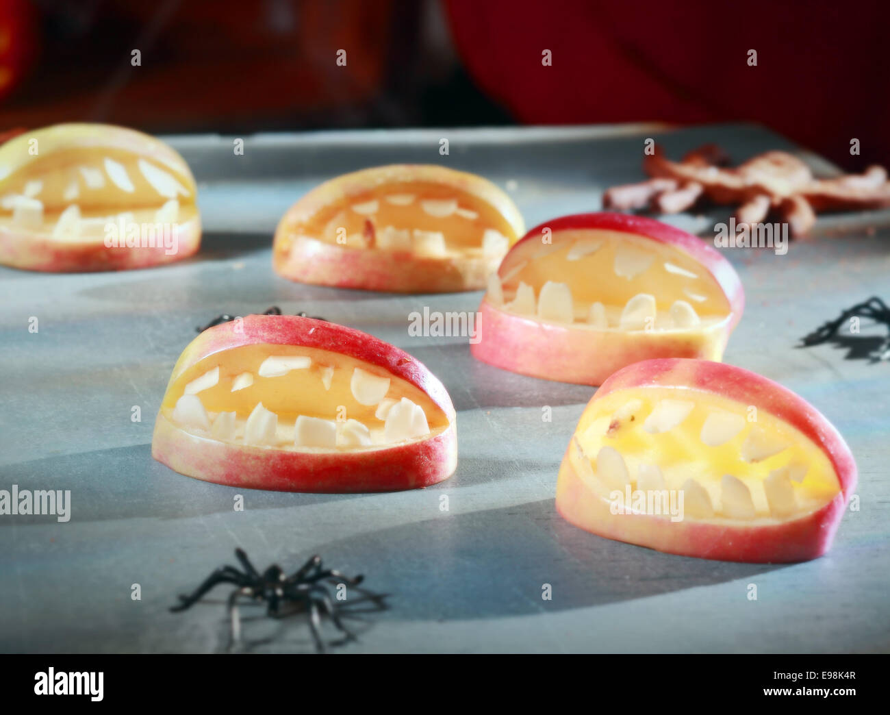 Scary Halloween décorations pour trick-or-treat faveurs ou décorations de table parti avec apple bouche ouverte béante avec dents et rampants araignées dans un concept de maison Banque D'Images