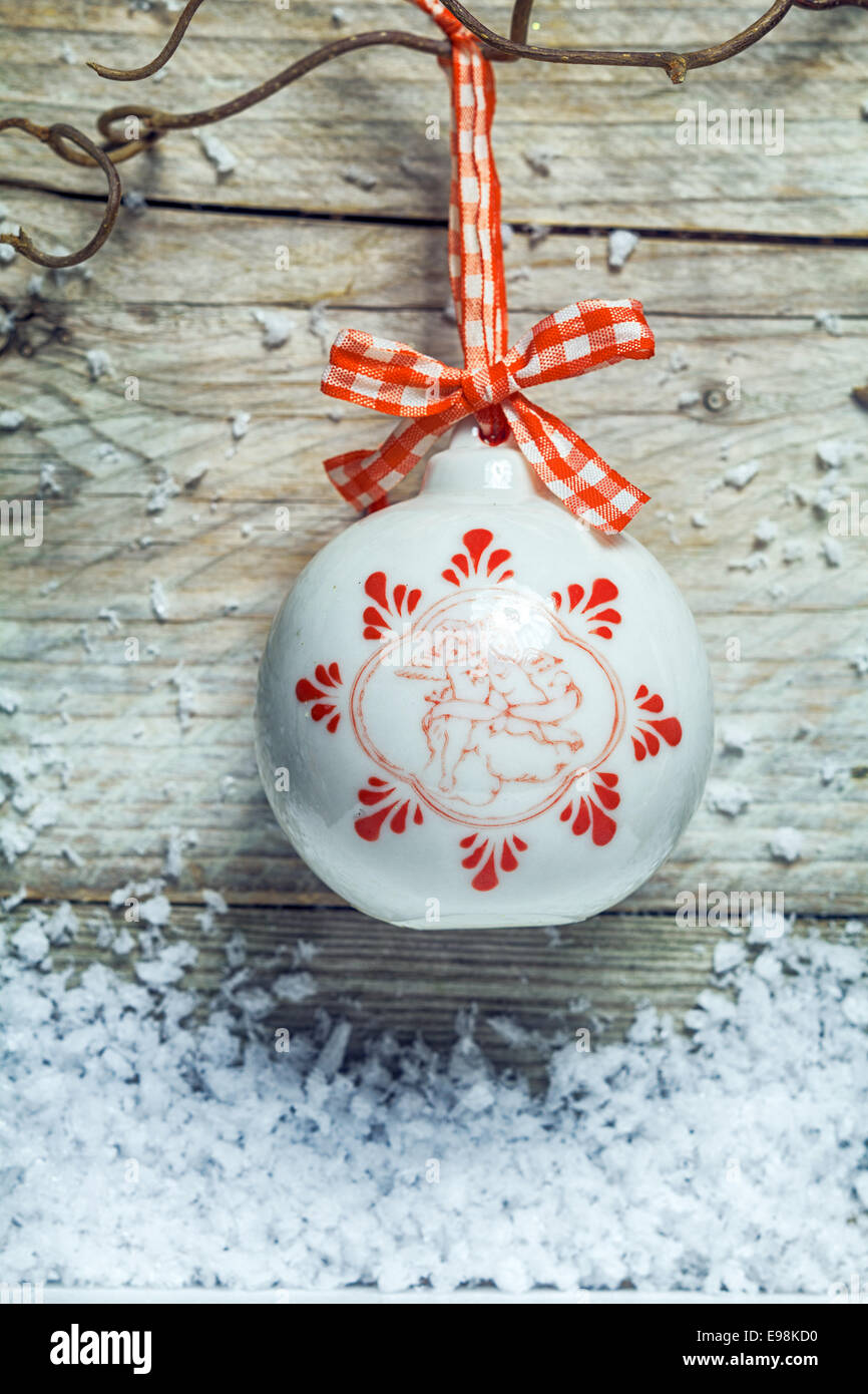 Jolie Boule De Noël En Céramique Décorée Suspendu Par Un