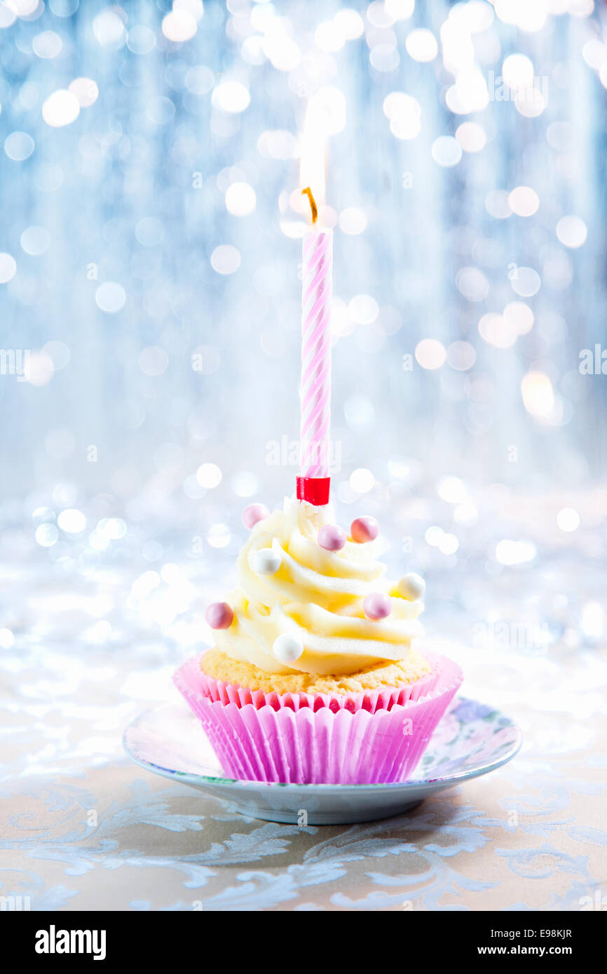 Joyeux Anniversaire Petit Gateau Avec Une Bougie Sur Un Fond Boketh Photo Stock Alamy Joyeux Anniversaire Petit Gateau Avec Une Bougie Sur Un Fond Boketh Photo Stock Alamy
