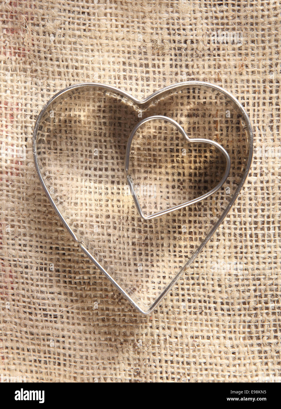 Emporte-pièce en forme de coeur pour un tissu d'arrière-plan Banque D'Images