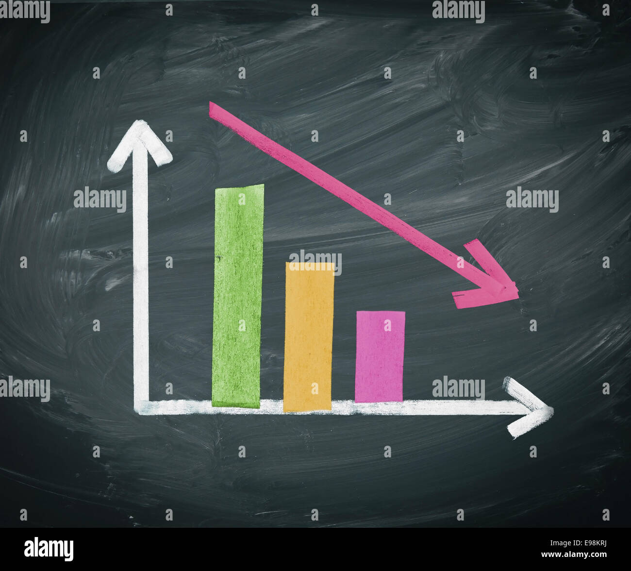 Décroissant couleur graphique à barres avec deux bars et de taille décroissante et la flèche au fil du temps, handdrawn à la craie sur un tableau noir Banque D'Images