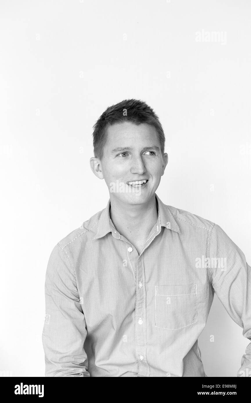 Jusqu'à la taille d'une balle moyenne de tous les jours heureux sourire digne de l'homme calme Banque D'Images