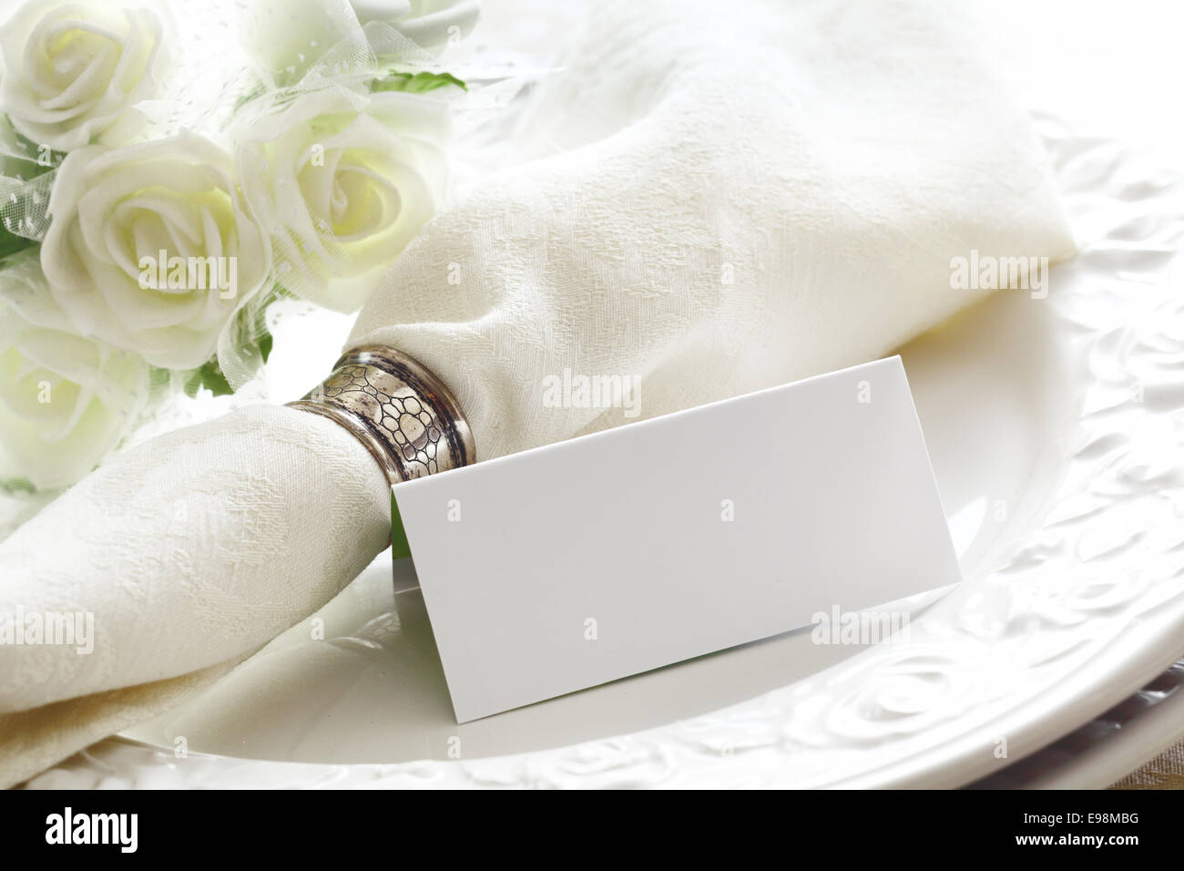 Lieu de mariage blanc élégant avec de belles roses blanches et une carte vierge Banque D'Images