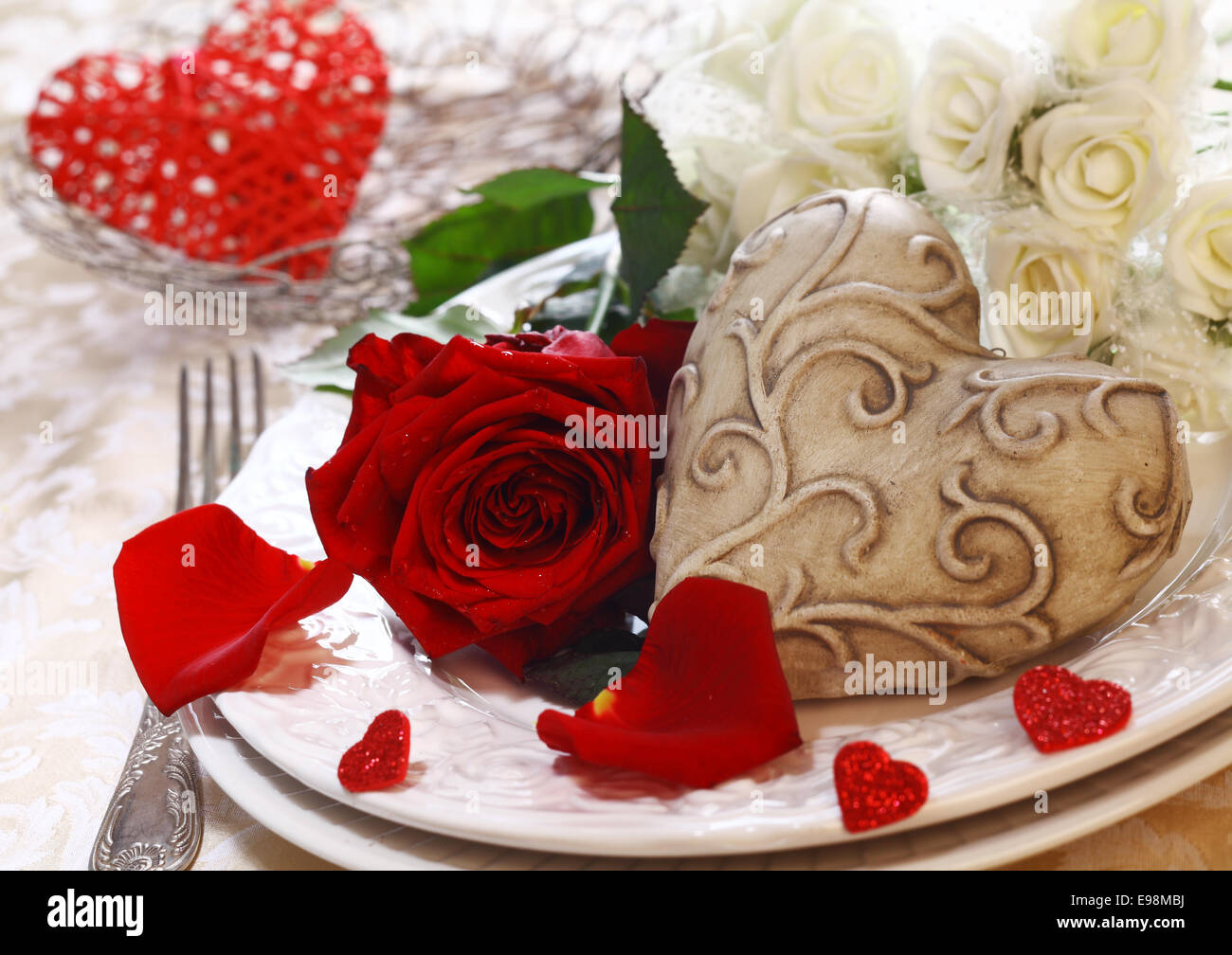 Place avec une carte d'endroit, roses rouges et blanches et d'un coeur Banque D'Images