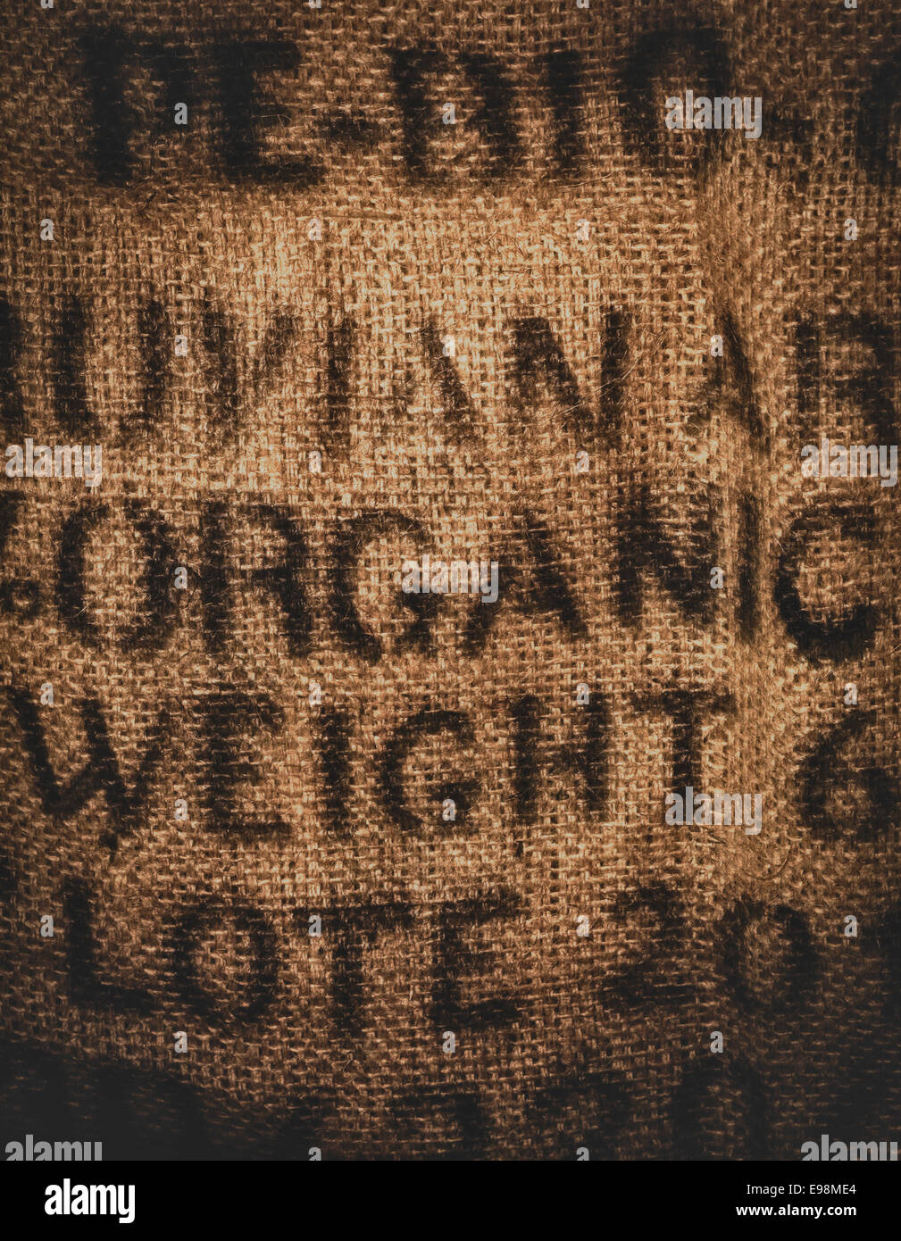 Arrière-plan vertical d'une vingtaine de kilos de café et le cachet du sac de jute un certifié biologique à 100  % Banque D'Images