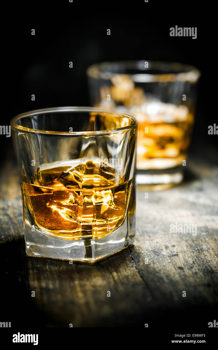 Le Whisky ou Whiskey, style vintage, sur une plaque de bois Banque D'Images