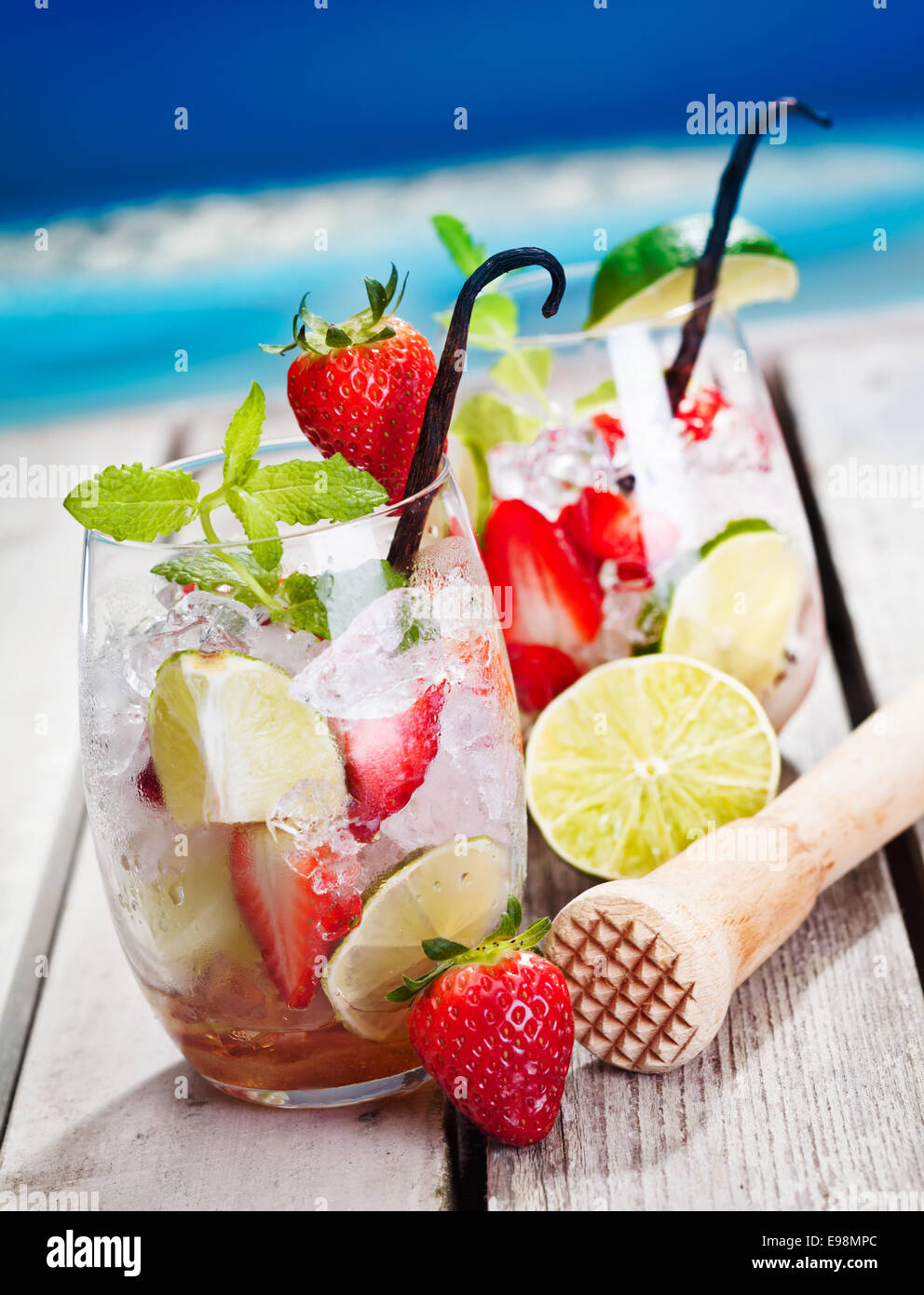 Le Mojito avec des fraises et des limes. En face de la plage. Banque D'Images
