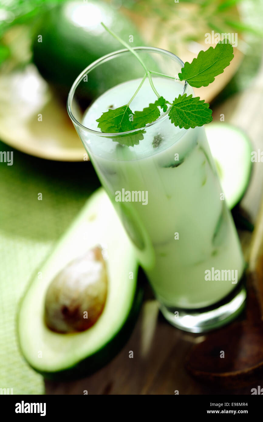 Grand Verre de smoothie à l'avocat velouté saine riche en vitamines et acides gras monoinsaturés Banque D'Images