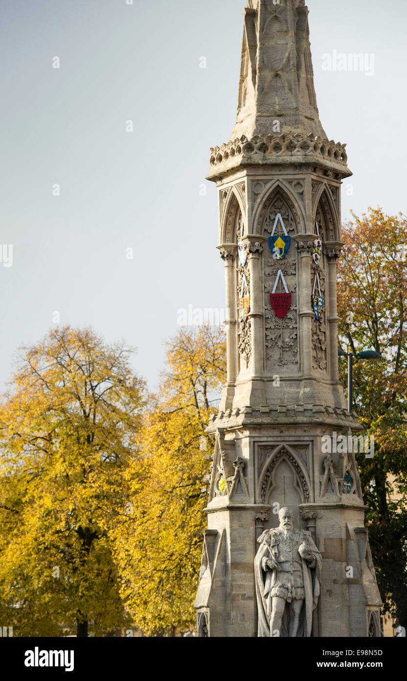 Banbury Cross devant les arbres d'automne en octobre. Oxfordshire, Angleterre Banque D'Images