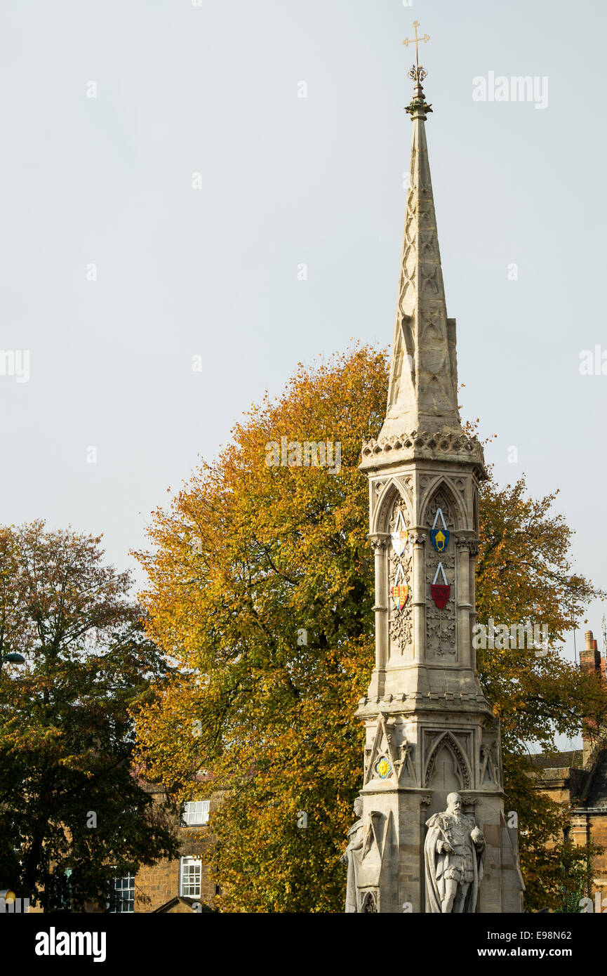 Banbury Cross devant les arbres d'automne en octobre. Oxfordshire, Angleterre Banque D'Images