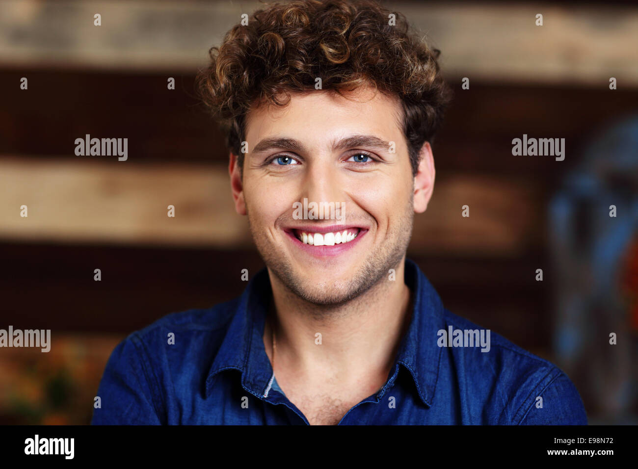 Portrait of a smiling handsome man with curly hair Banque D'Images