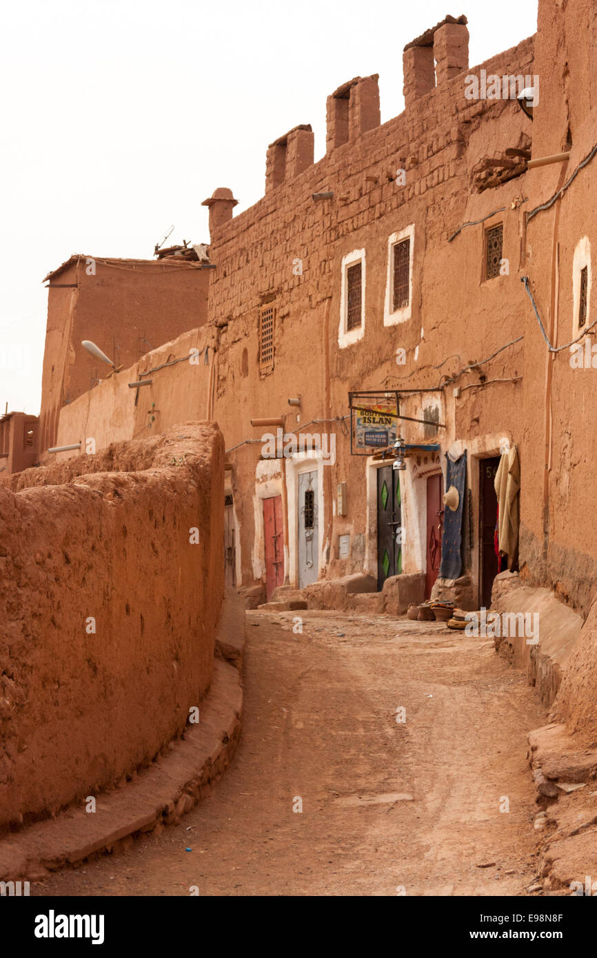 Bâtiments en argile dans la ville d'Ouarzazate, une destination de voyage et site classé au patrimoine mondial de l'UNESCO entre les montagnes du Haut Atlas et le désert du Sahara, au Maroc Banque D'Images