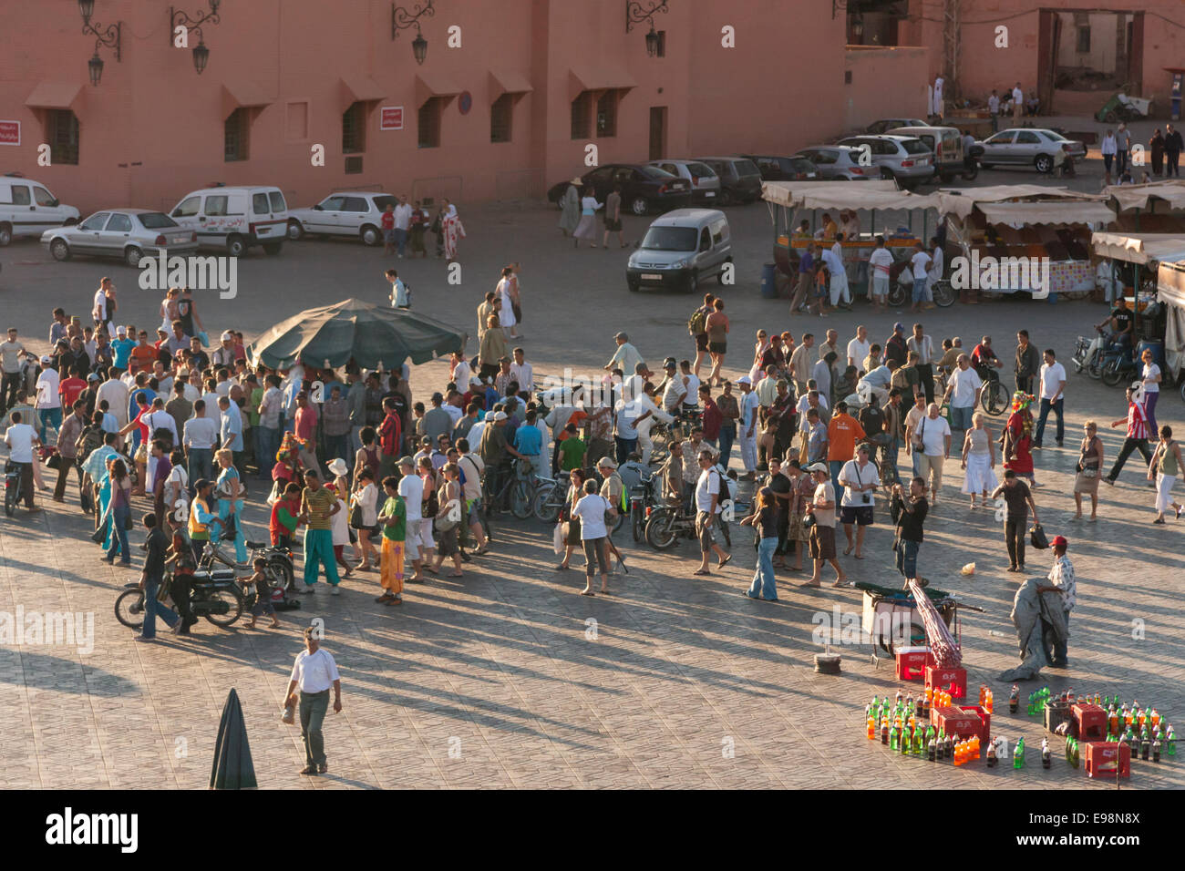 Foule sur un étal dans la place Jemaa el-Fna, la place principale du marché à l'intérieur de la médina de Marrakech Banque D'Images