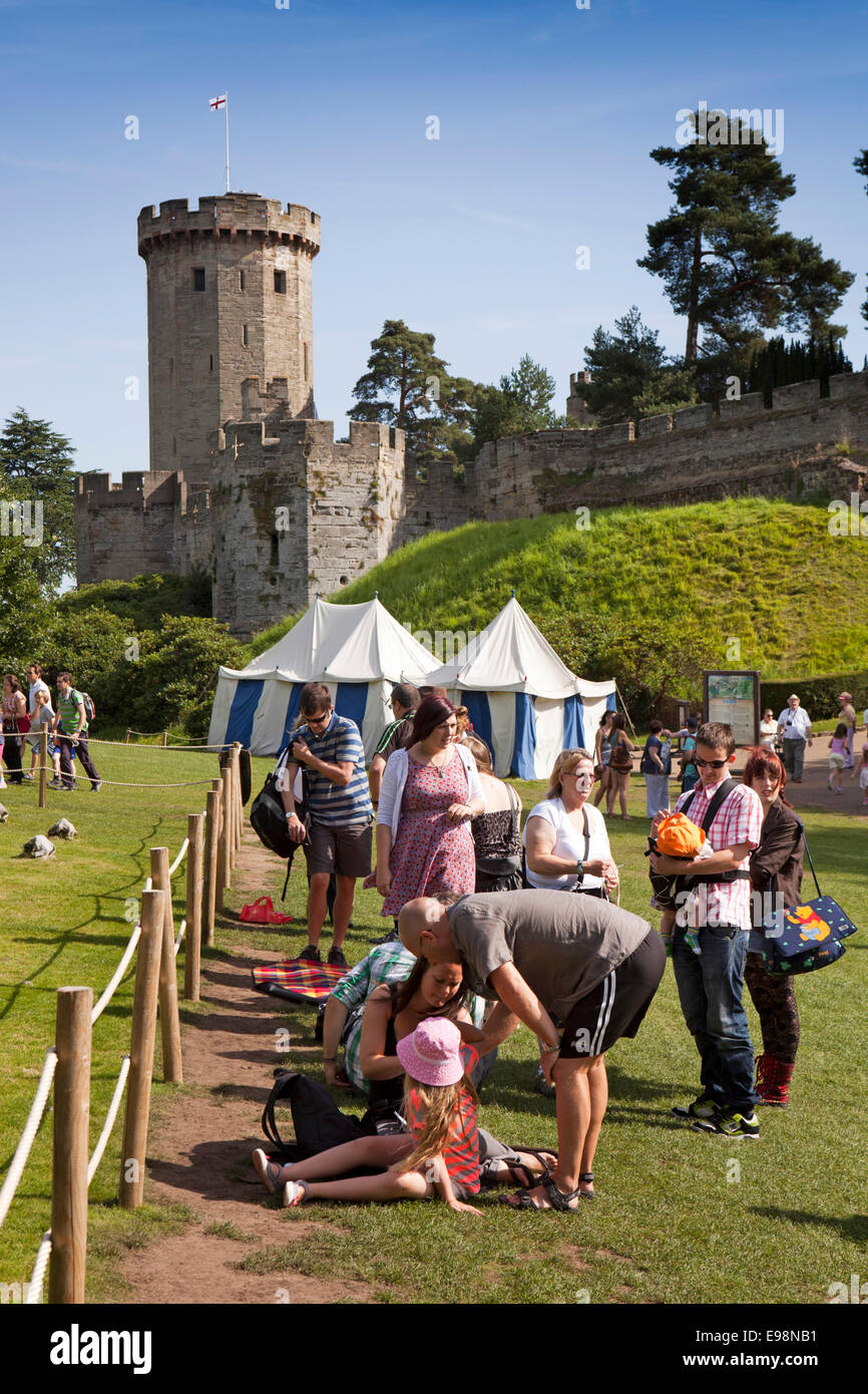 Royaume-uni, Angleterre, le château de Warwick, Warwickshire, les visiteurs en attente de fauconnerie ci-dessous Guy's Tower Banque D'Images