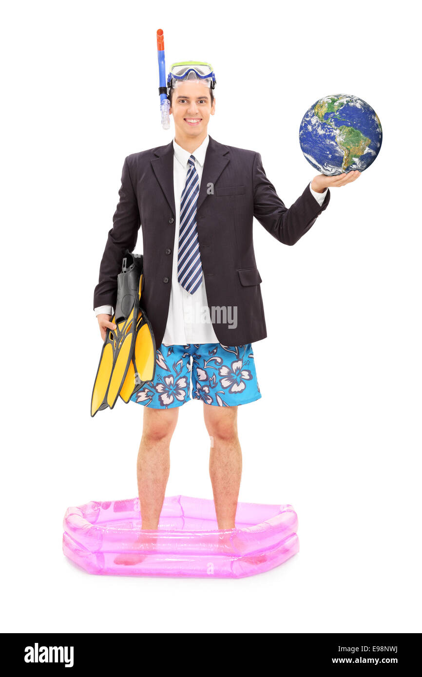 Portrait d'un homme d'affaires avec masque de plongée tenant la terre et debout dans une petite piscine Banque D'Images