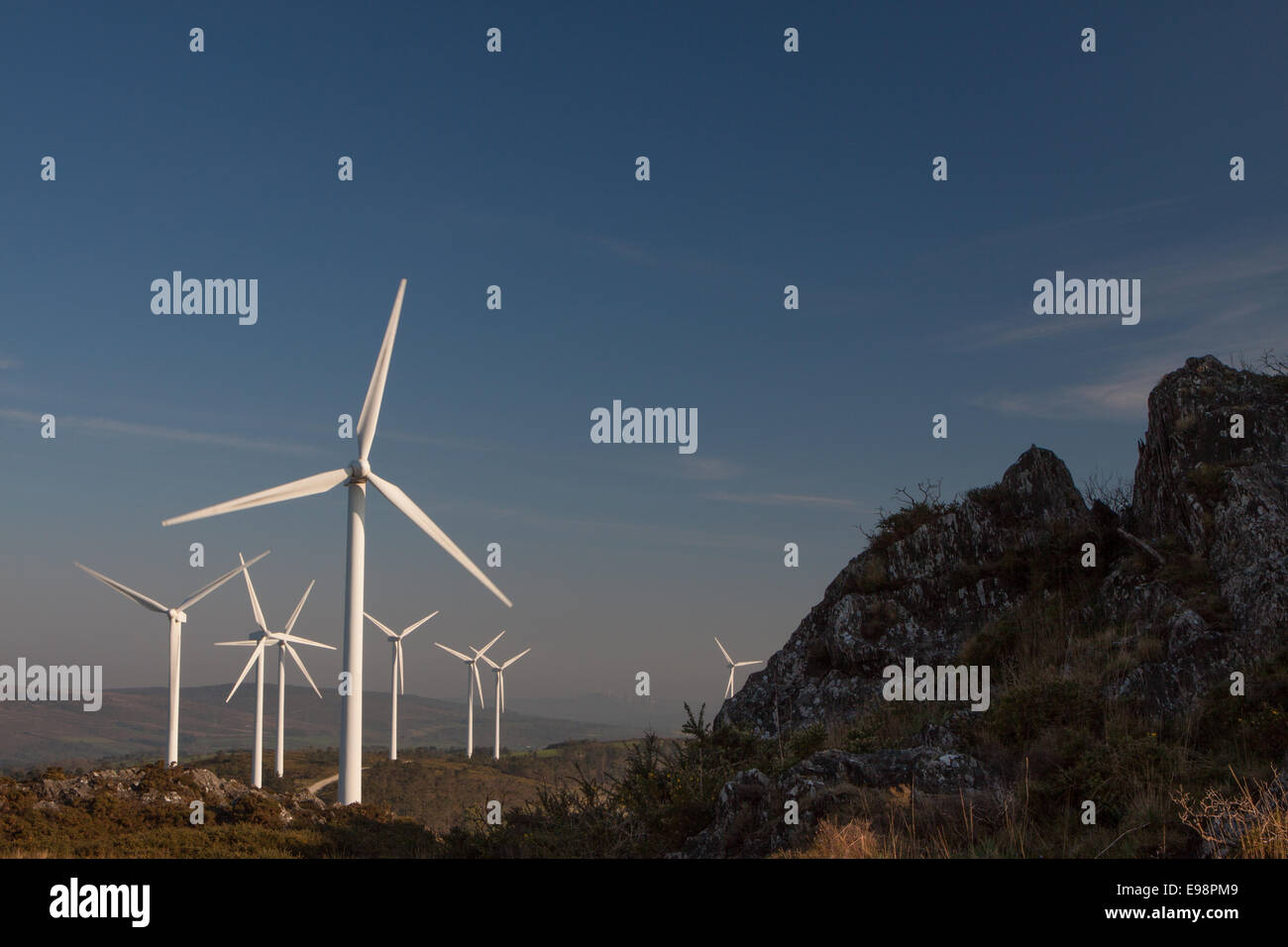 Les moulins à vent à la montagne blue sky Banque D'Images