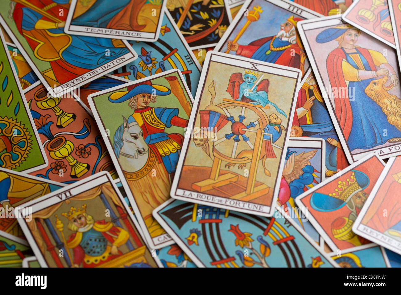 Tarots cartes étalées sur la table Banque D'Images