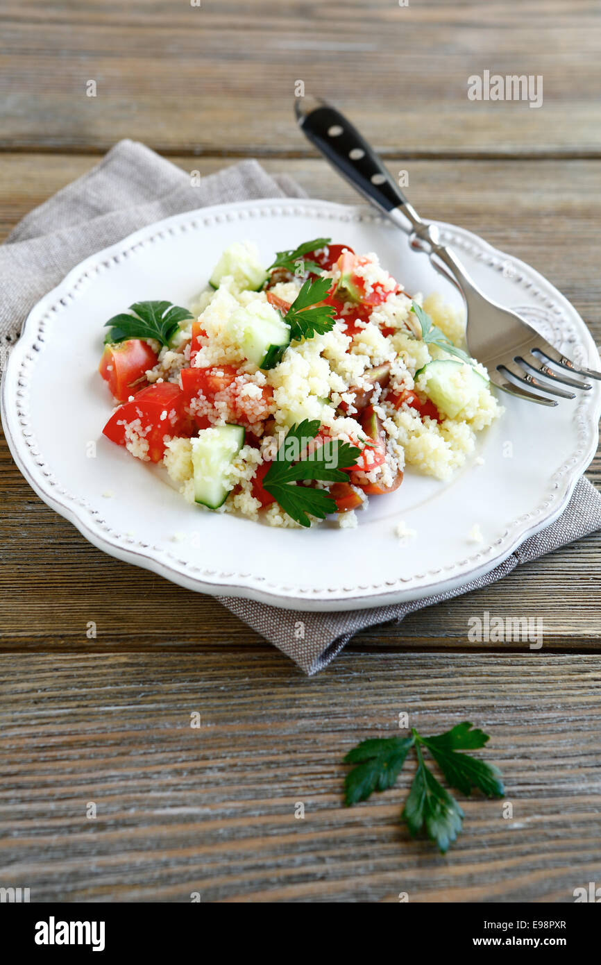 Salade fraîche avec l'arabe couscous et légumes sur une assiette, nourriture délicieuse Banque D'Images