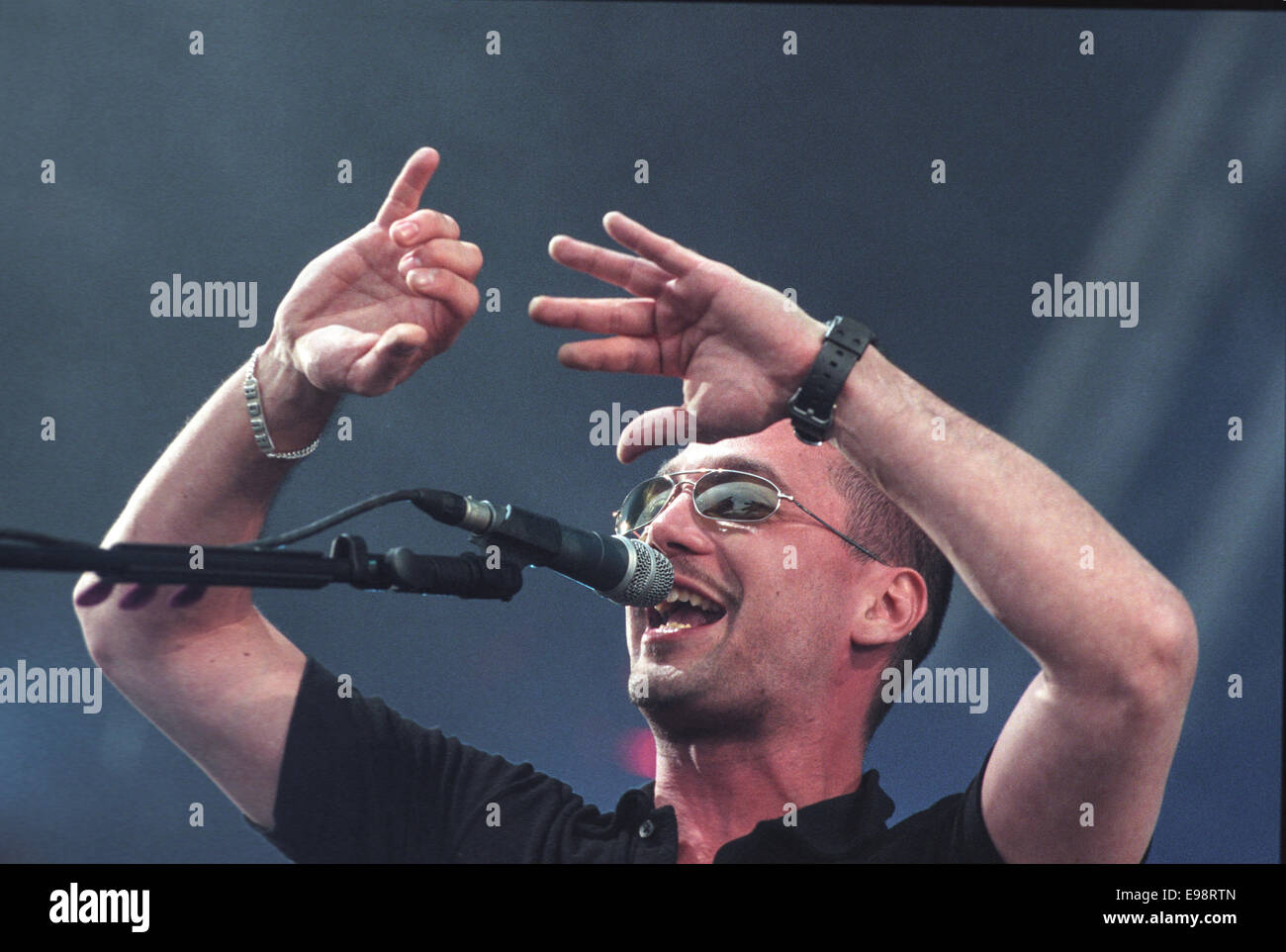 Fun Lovin' Criminals apparaissent sur scène dans 'T dans le Parc' music festival, en Ecosse, en 1997. Banque D'Images