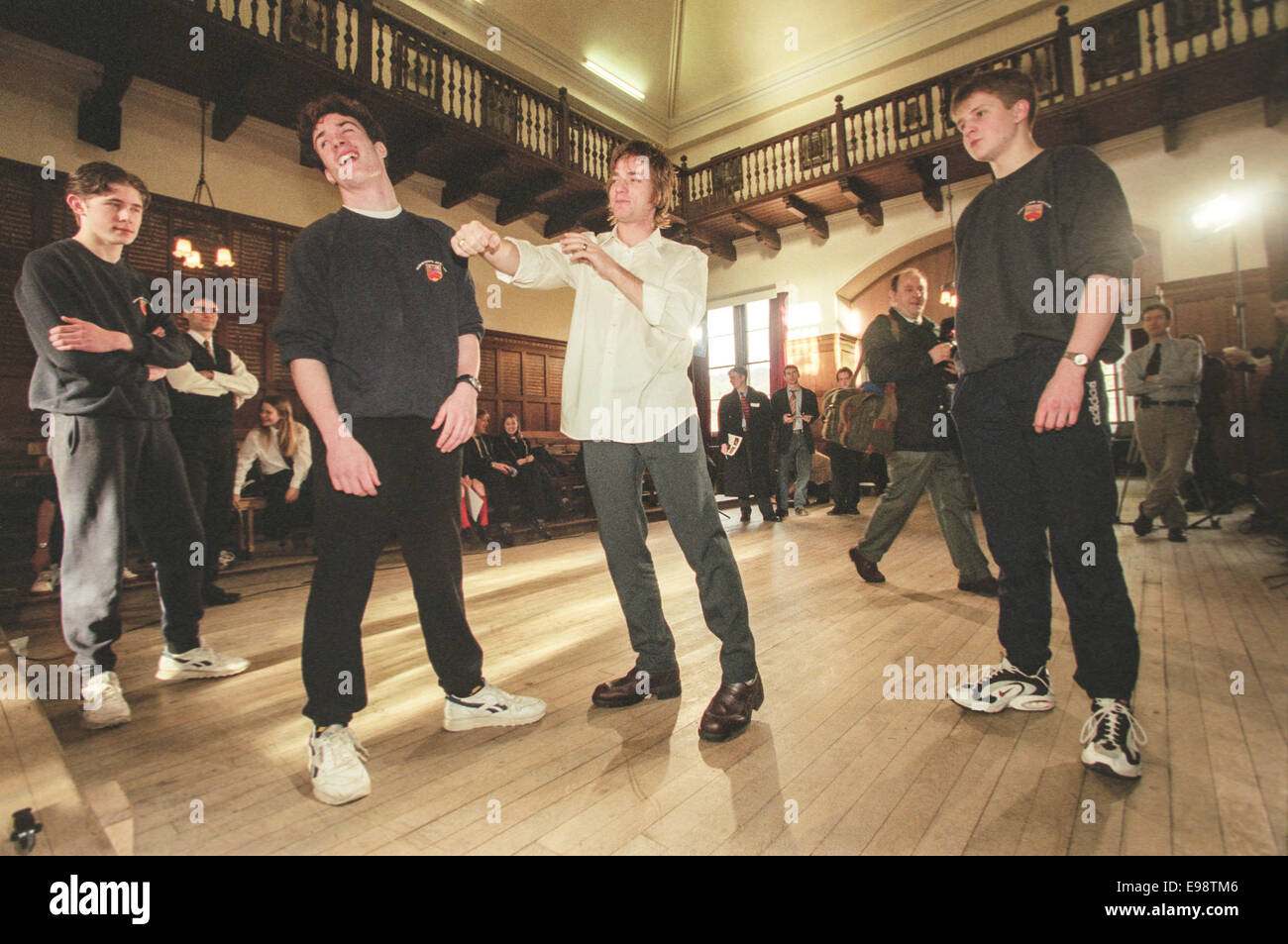 Ewan McGregor (centre) à son ancienne école, Morrison's Academy, Crieff, l'Écosse. 1997. Banque D'Images