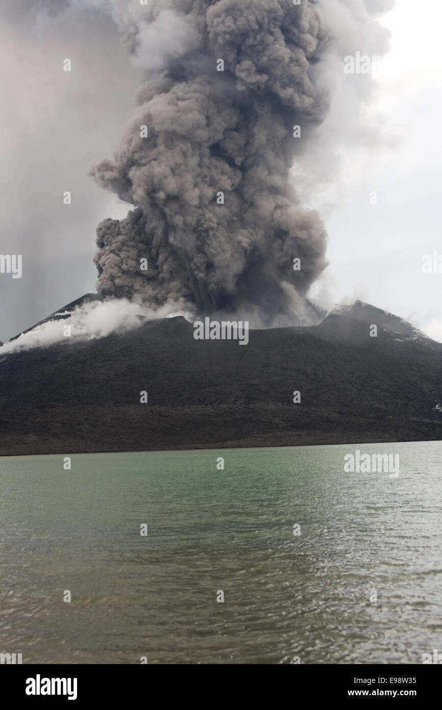 Le stratovolcan actif hautement Mt. À côté du Tavurvur, Rabaul Simpson Harbour, l'île de Nouvelle Bretagne, Rabaul, Papouasie Nouvelle Guinée Banque D'Images